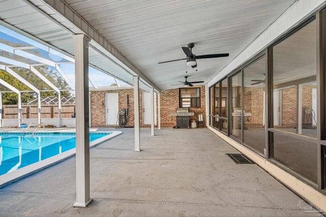 8 Manor Dr, Pensacola, FL 32507