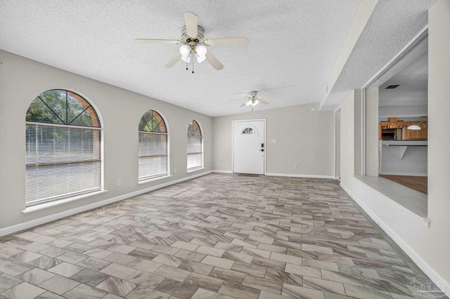 8 Manor Dr, Pensacola, FL 32507