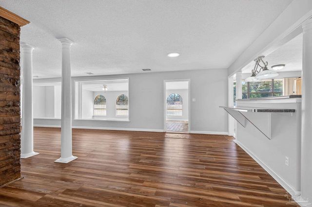 8 Manor Dr, Pensacola, FL 32507