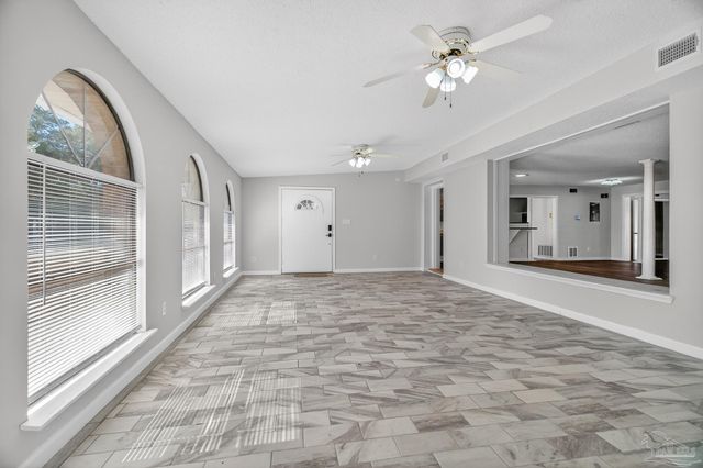 8 Manor Dr, Pensacola, FL 32507