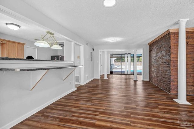 8 Manor Dr, Pensacola, FL 32507