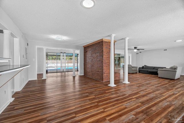 8 Manor Dr, Pensacola, FL 32507