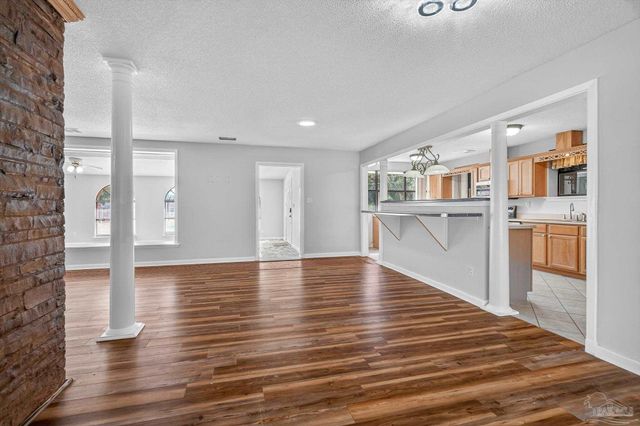 8 Manor Dr, Pensacola, FL 32507