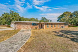 8 Manor Dr, Pensacola, FL 32507