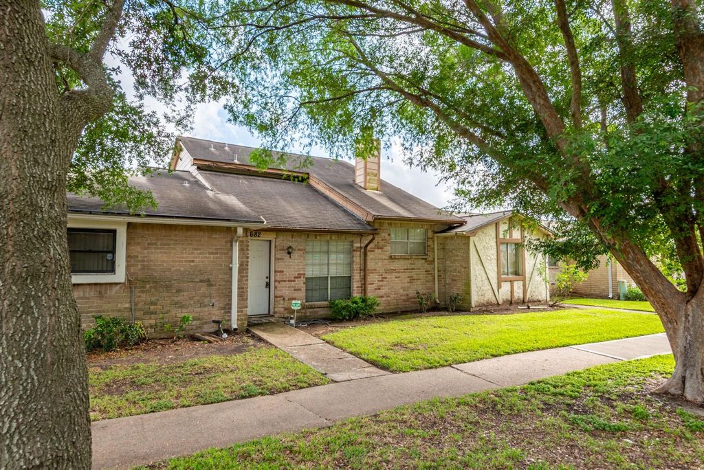 6682 Westwick Drive, Houston, TX 77072