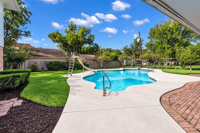 1302 Minchen Drive, Deer Park, TX 77536