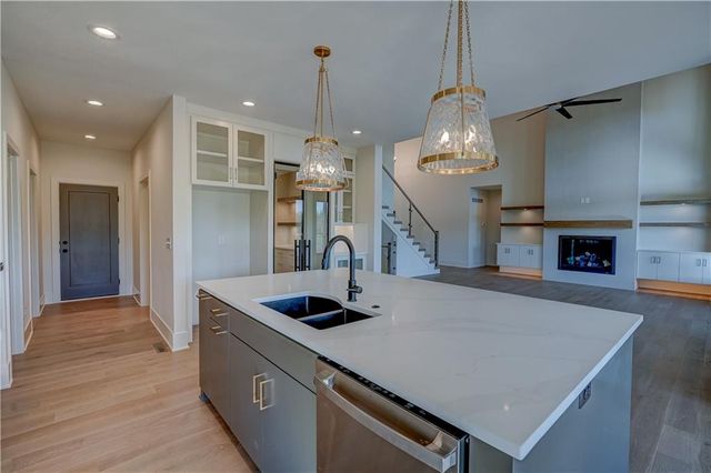 573 South Shore Drive, Lake Winnebago, MO 64034