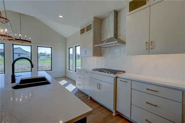 573 South Shore Drive, Lake Winnebago, MO 64034