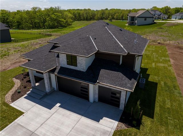 573 South Shore Drive, Lake Winnebago, MO 64034