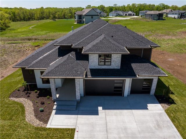 573 South Shore Drive, Lake Winnebago, MO 64034