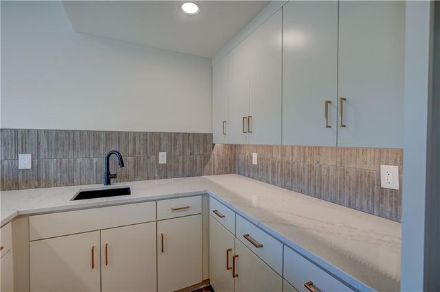 573 South Shore Drive, Lake Winnebago, MO 64034