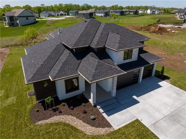 573 South Shore Drive, Lake Winnebago, MO 64034