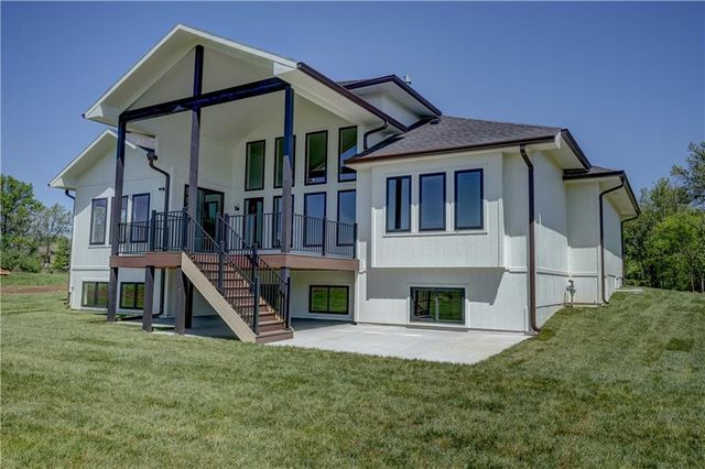 573 South Shore Drive, Lake Winnebago, MO 64034