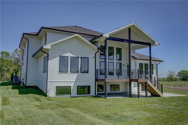 573 South Shore Drive, Lake Winnebago, MO 64034