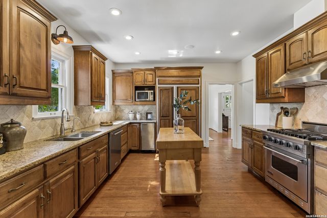 120 LAMONT AVE, Alamo Heights, TX 78209