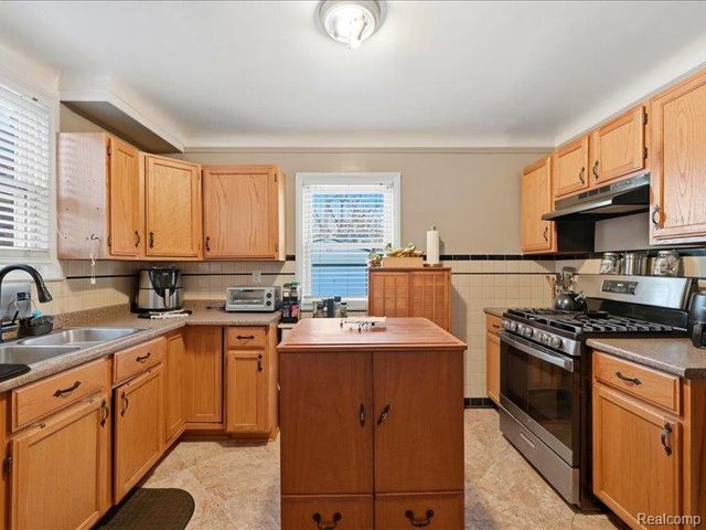 11323 Lansdowne Street, Detroit, MI 48224