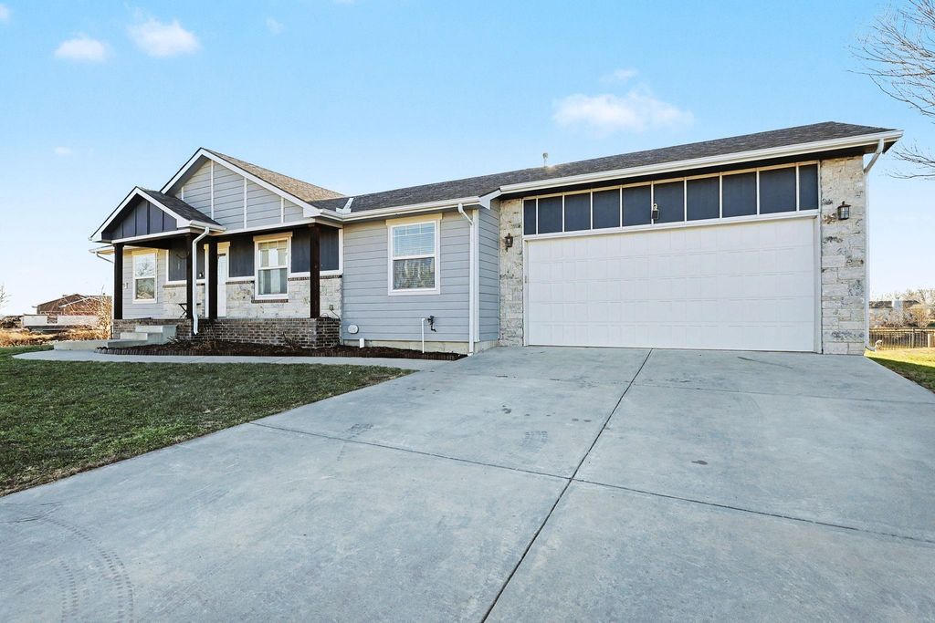 729 S Longbranch Dr, Maize, KS 67101