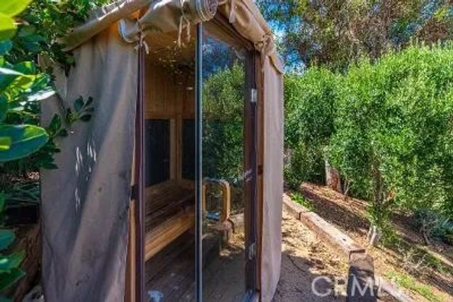 2275 Vasanta Way, Los Angeles, CA 90068