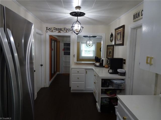 345 E Starmount Avenue, Liberty, NC 27298