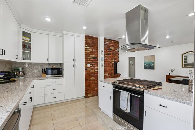 16729 Archwood, Lake Balboa, CA 91406