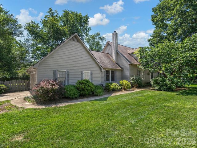 3 Carolewood Drive, Horse Shoe, NC 28742