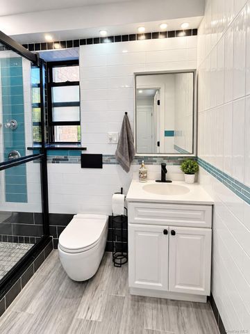 7252 Metropolitan Avenue 2B, Middle Village, NY 11379