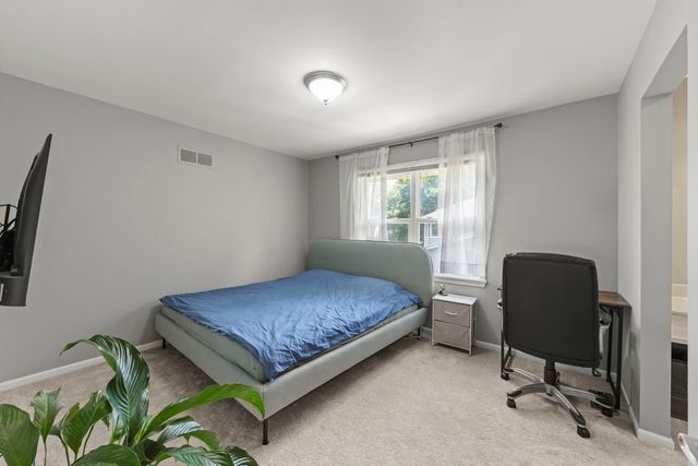 1042 N Thackeray Drive, Palatine, IL 60067