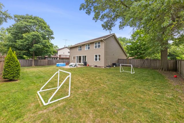 1042 N Thackeray Drive, Palatine, IL 60067