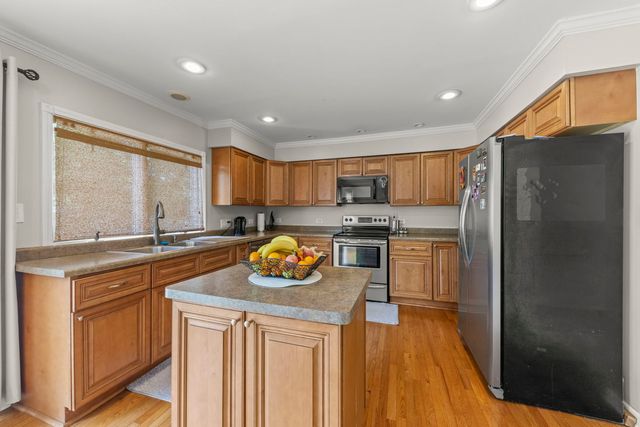 1042 N Thackeray Drive, Palatine, IL 60067