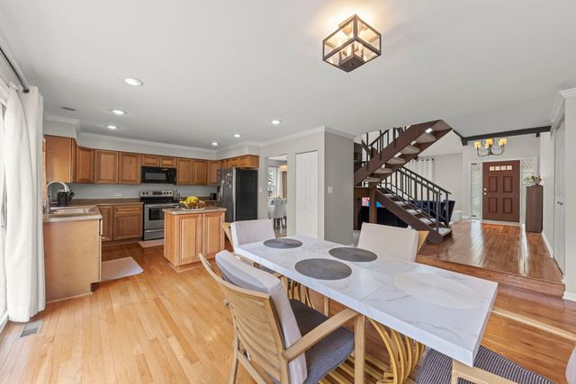 1042 N Thackeray Drive, Palatine, IL 60067