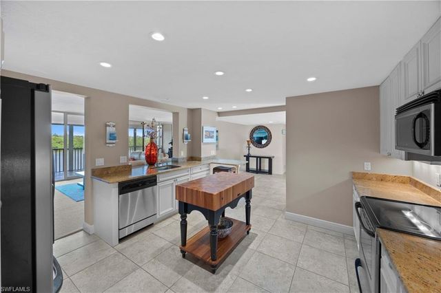 15 Bluebill AVE 103s, Naples, FL 34108
