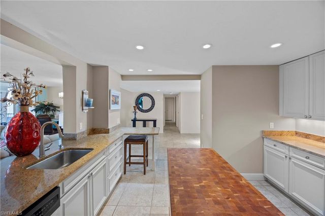 15 Bluebill AVE 103s, Naples, FL 34108