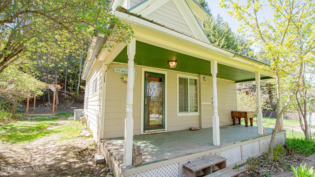 6962 Oak St, Bonners Ferry, ID 83805