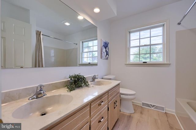 1 BROOKWOOD DR, Lititz, PA 17543