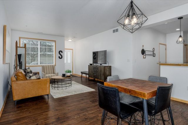 617 Villa Court, West Des Moines, IA 50266