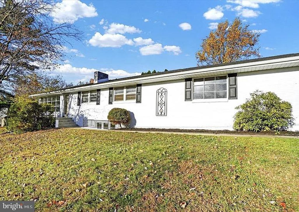 1615 CRESTLYN RD, York, PA 17403