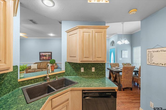 560 Washington St., Van, TX 75790