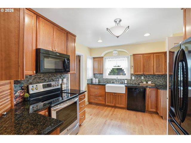 1910 HARNEY St, Vancouver, WA 98660