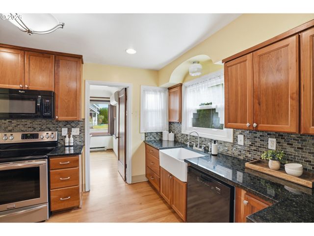 1910 HARNEY St, Vancouver, WA 98660