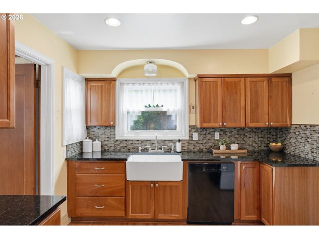 1910 HARNEY St, Vancouver, WA 98660