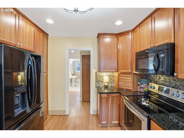 1910 HARNEY St, Vancouver, WA 98660