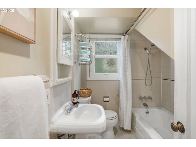 1910 HARNEY St, Vancouver, WA 98660