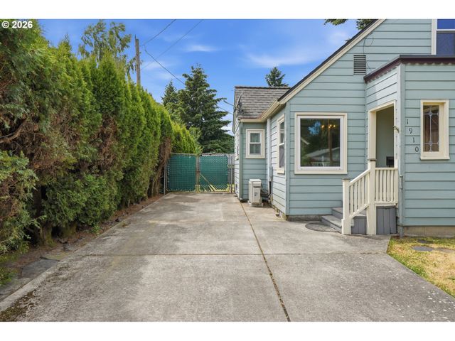 1910 HARNEY St, Vancouver, WA 98660