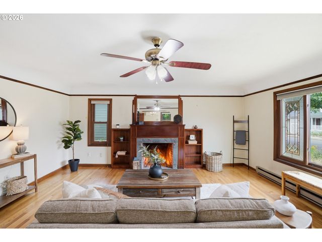 1910 HARNEY St, Vancouver, WA 98660