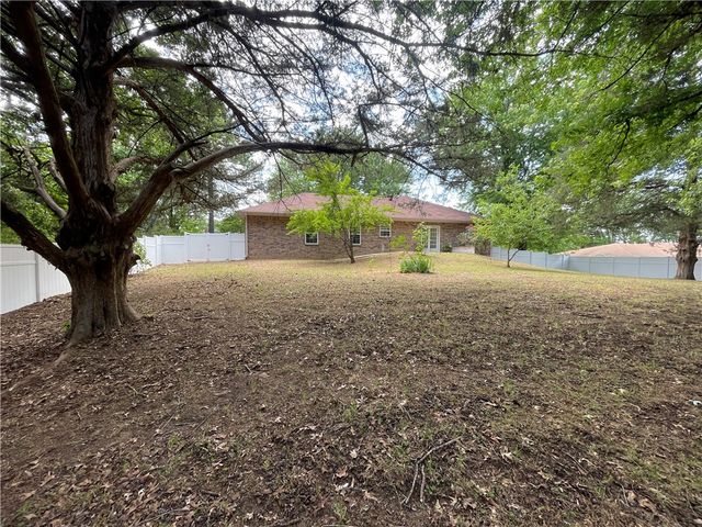 2800 N Erie Avenue, Russellville, AR 72802