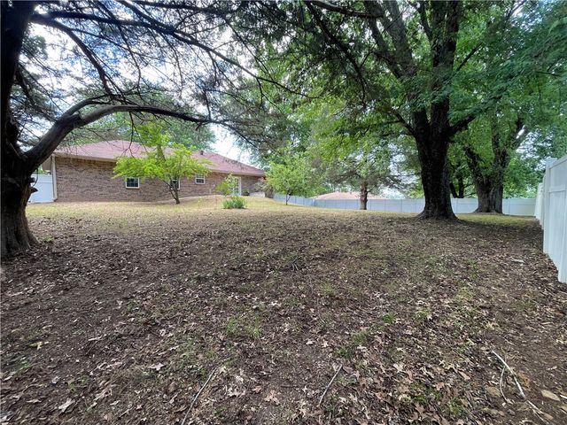 2800 N Erie Avenue, Russellville, AR 72802