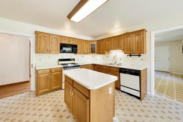911 Glenwood Lane, Glenview, IL 60025