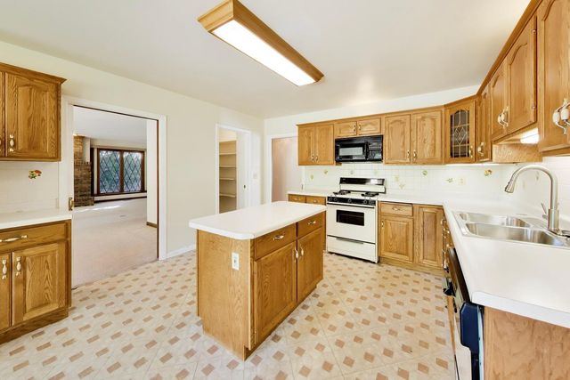911 Glenwood Lane, Glenview, IL 60025