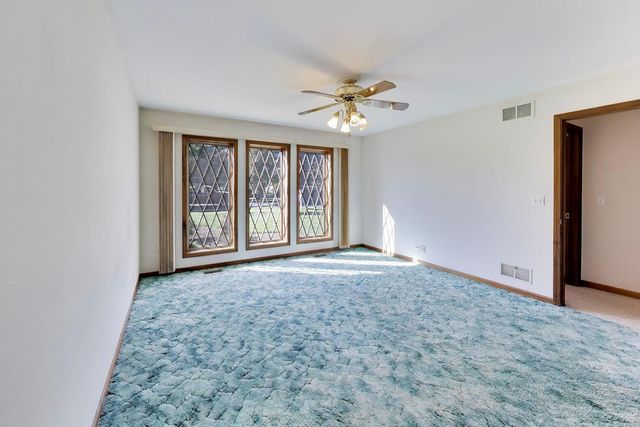 911 Glenwood Lane, Glenview, IL 60025