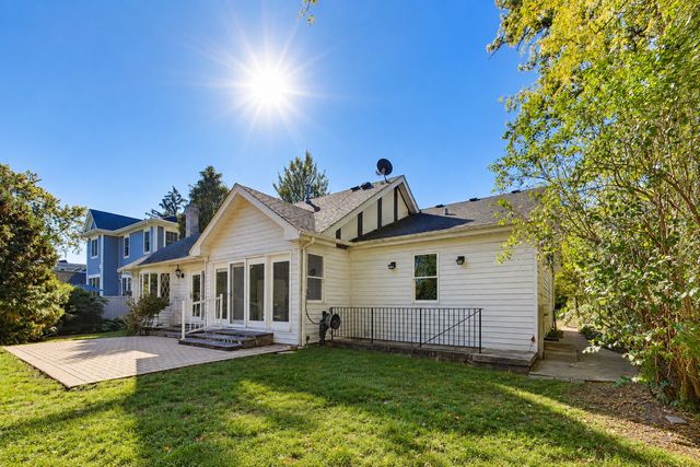 911 Glenwood Lane, Glenview, IL 60025